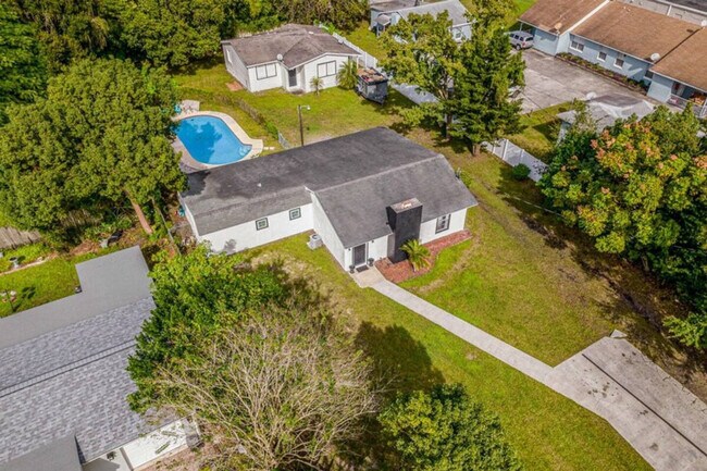 Building Photo - 2233 E Kaley Ave