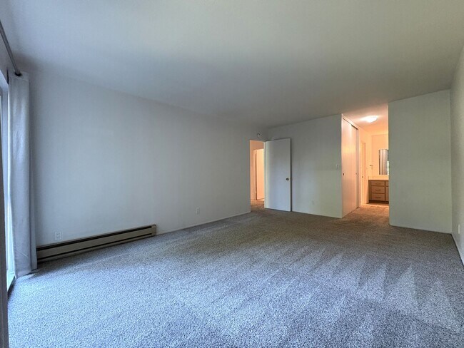 Building Photo - Spacious Updated 2 Bed / 2 Bath Condo with A/C, Huge Balcony & Community Pool