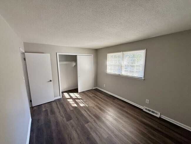 Building Photo - Two bedroom, 1.5 bath in Graham--McAden Place