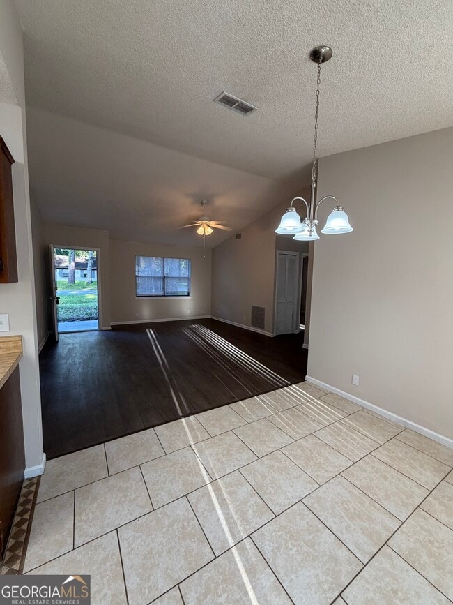 Building Photo - 107 Pineneedle Ct