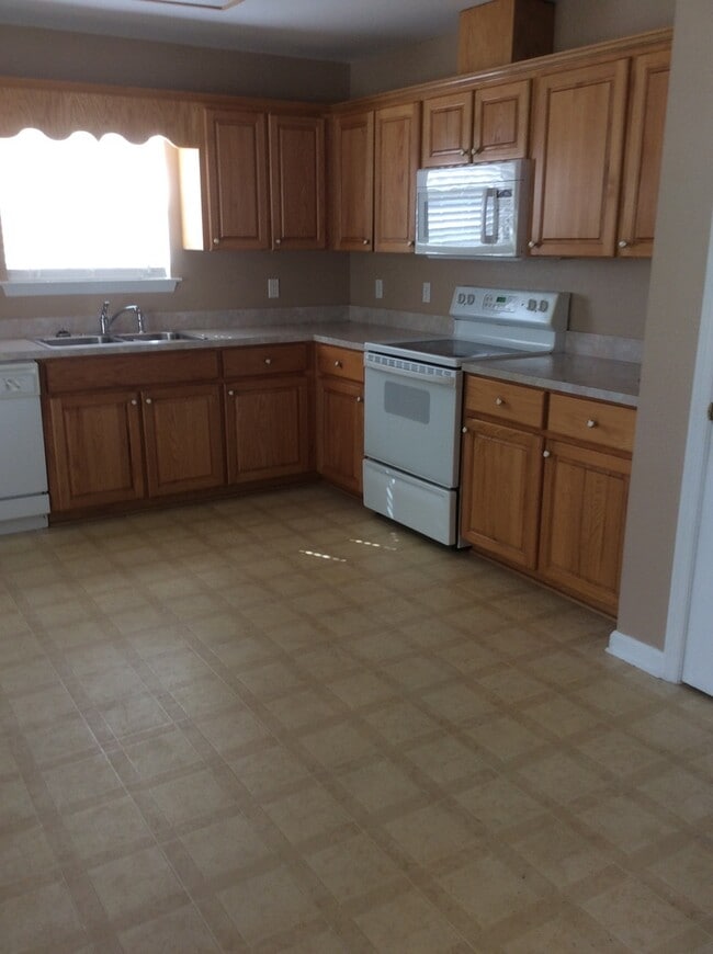 Building Photo - 3 Br House for Rent with Carport and Shed