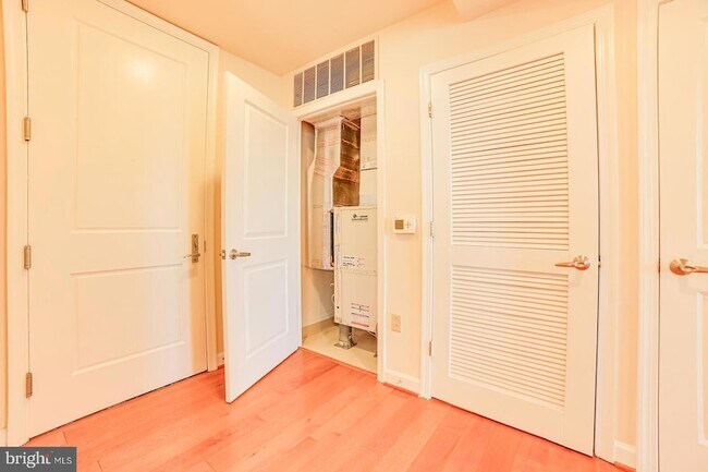 Building Photo - 5750 Bou Ave