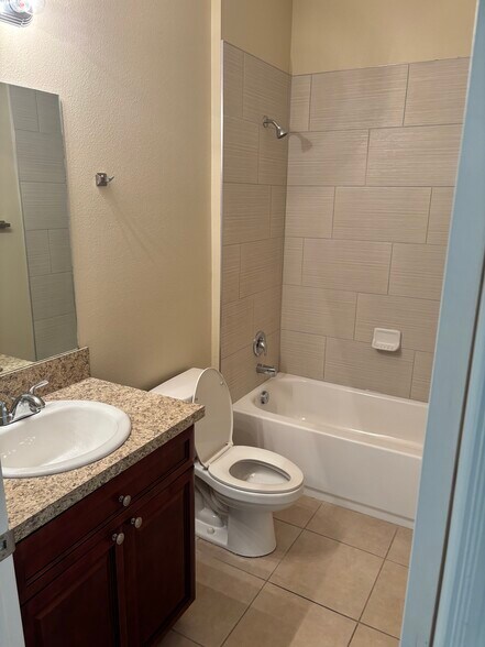 Guest Bath - 1123 Normandy Dr
