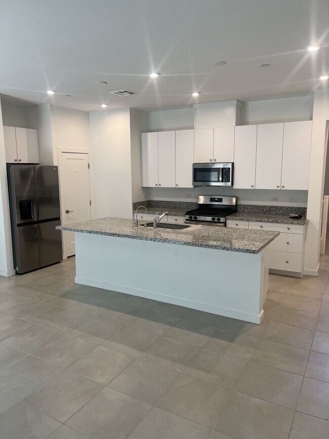 Building Photo - A Fabulous 2 Bedroom, 2 Bathroom townhome ...