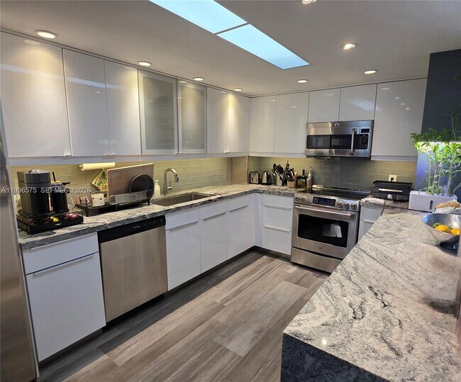 Building Photo - 5825 Collins Ave