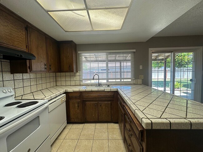 Building Photo - 1175 E Edison St