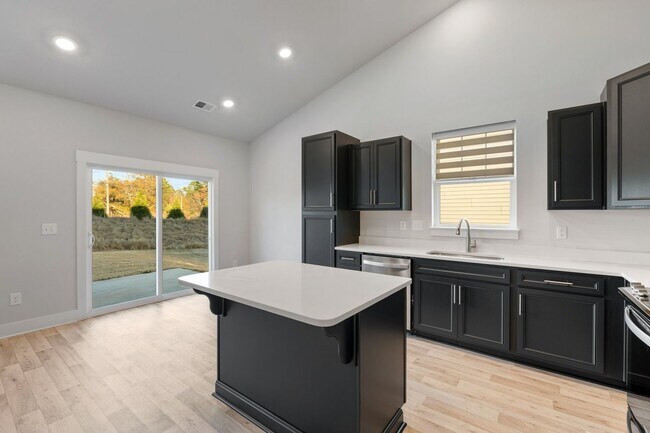 Building Photo - Beautiful 4 Bedroom Home