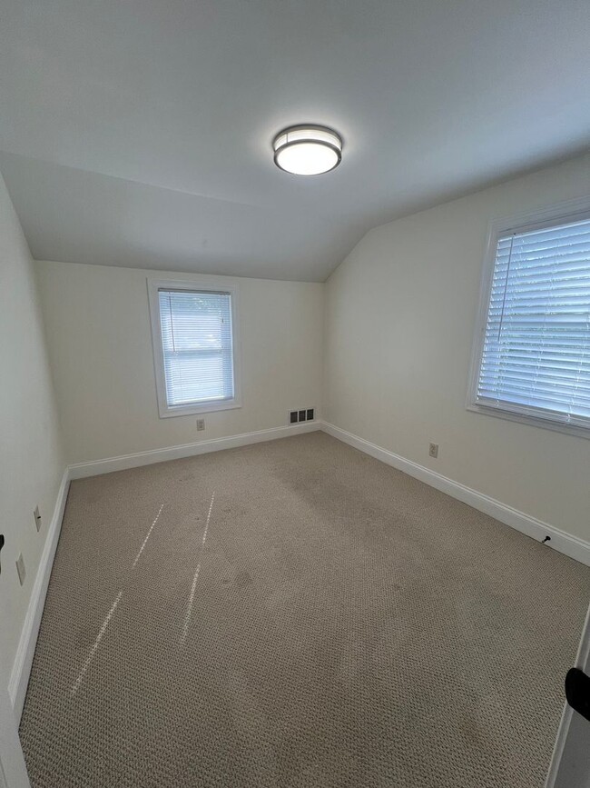 Building Photo - 3 Bed, 1.5 Bath Near U of R, Strong & Coll...