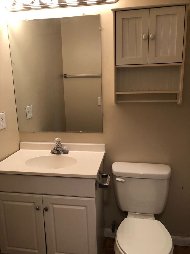 Building Photo - 4 Bed 1 Bath Home | Pet Friendly | Washer Dryer Hook Ups | Section 8 Welcome