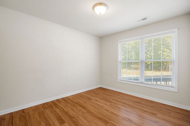 Building Photo - Recently Renovated 3 Bedroom Home in North...