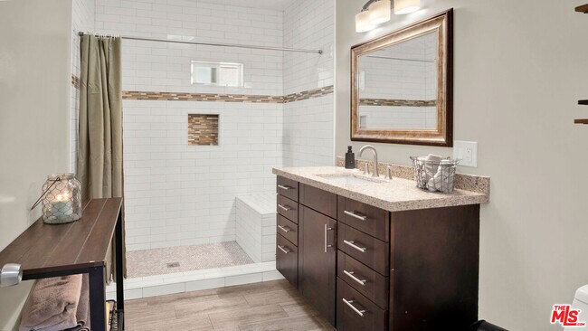 Building Photo - 252 E 47th St