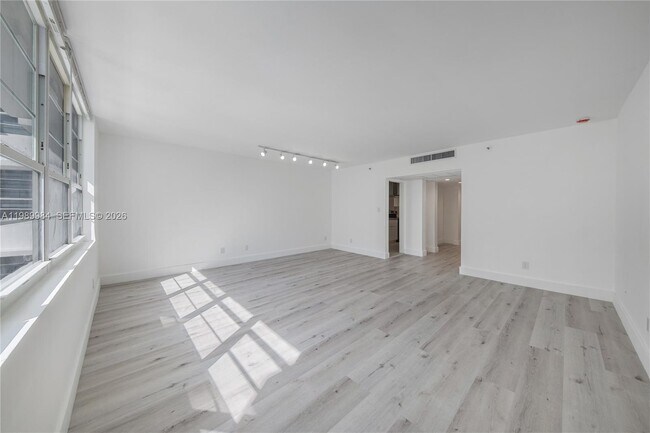 Building Photo - 100 Lincoln Rd