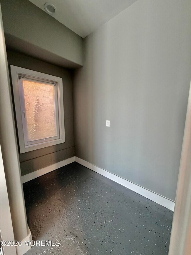 Building Photo - 909 Asbury Ave