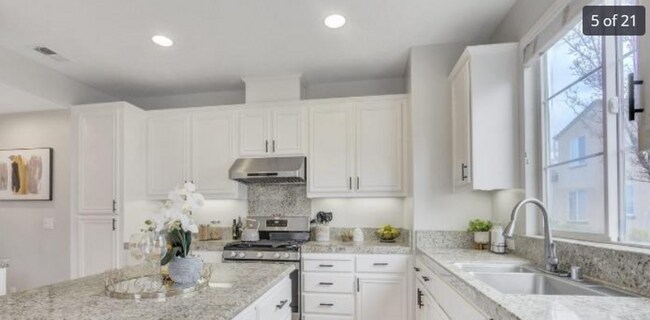 Building Photo - End Unit Townhome with Privacy and Lots of...