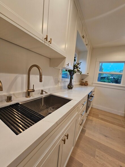 Building Photo - 957 Manzanita St