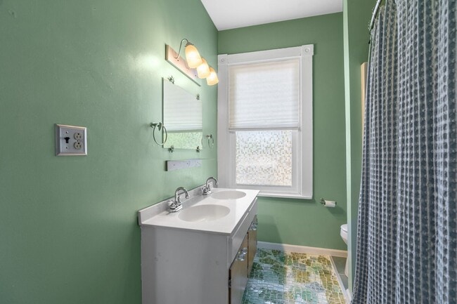 Building Photo - Classic Fan Rowhome for Lease
