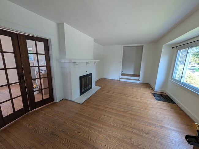 Building Photo - 615 E 52nd St