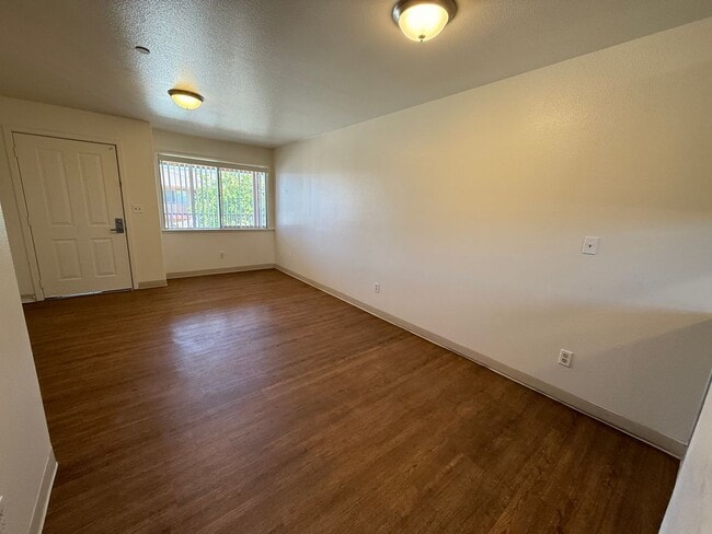 Building Photo - Free months rent and $250 Walmart Gift Car...