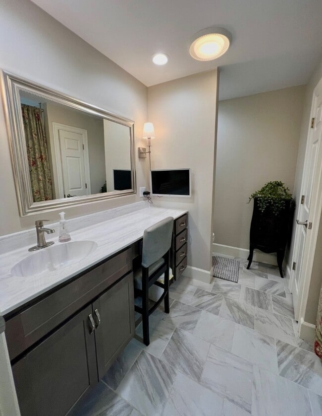 Building Photo - 243 Kate Dr