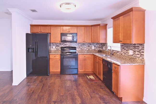 Building Photo - Charming Renovated Tampa Home with Fully Fenced Front & Backyard