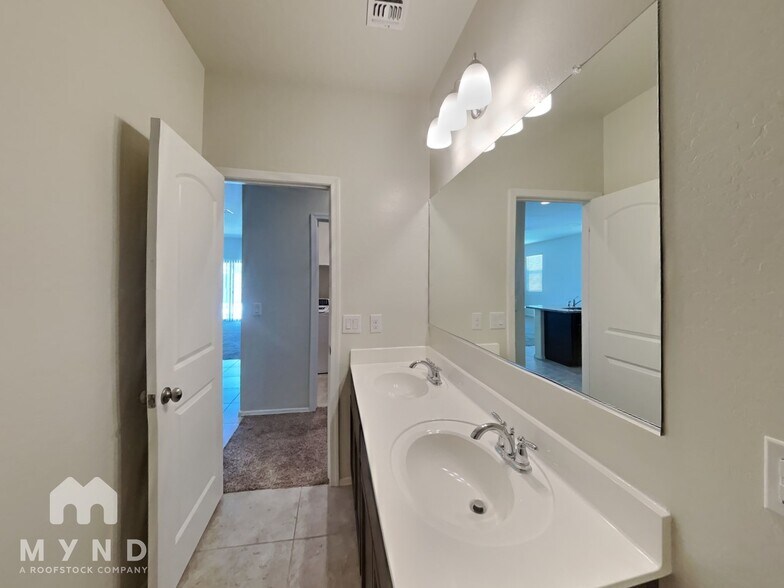 Building Photo - 10515 E Lupine Ln