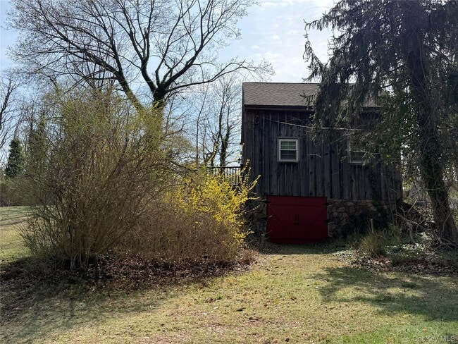 Building Photo - 327 W Neck Rd