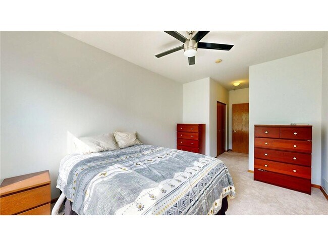 Building Photo - 560 N 2nd St