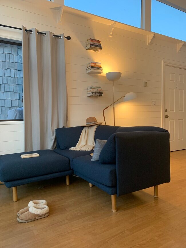 Cozy living area - 4 Gate 6 1/2 Rd