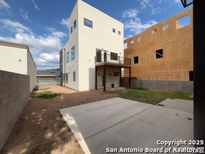 Building Photo - 2615 S Flores St