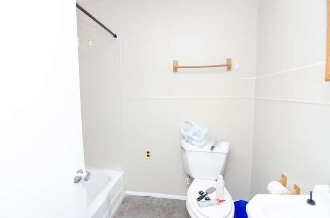 Building Photo - Country Living