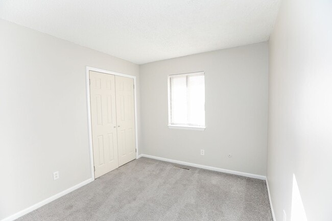 Building Photo - Spacious Townhome Updated Throughout!