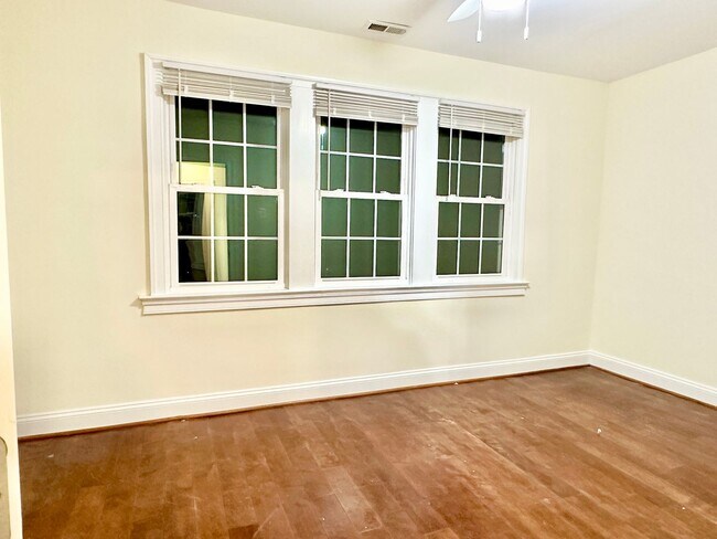 Building Photo - Detached 4 bed 3 bath. Pets Welcome!