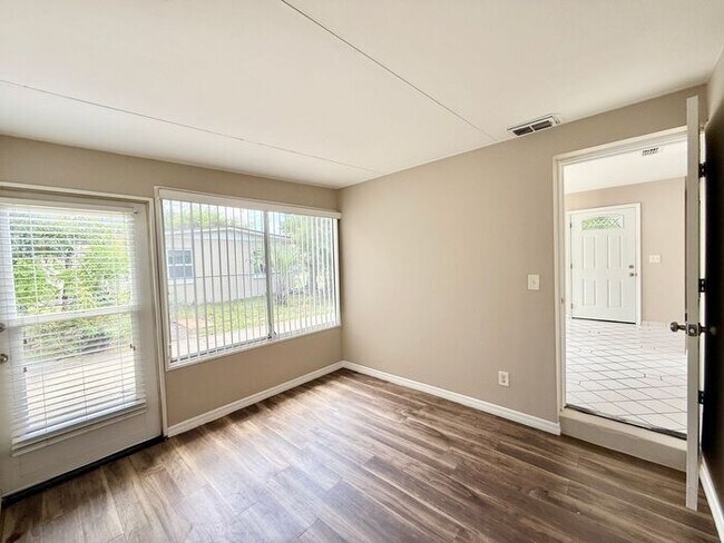 Building Photo - Cute 3/2 Home in Deltona!