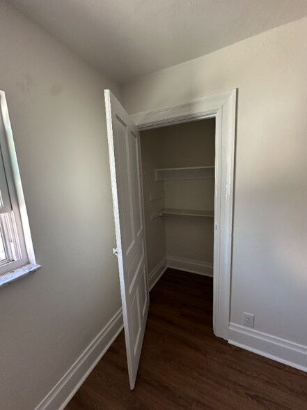 Building Photo - 129 Frank St