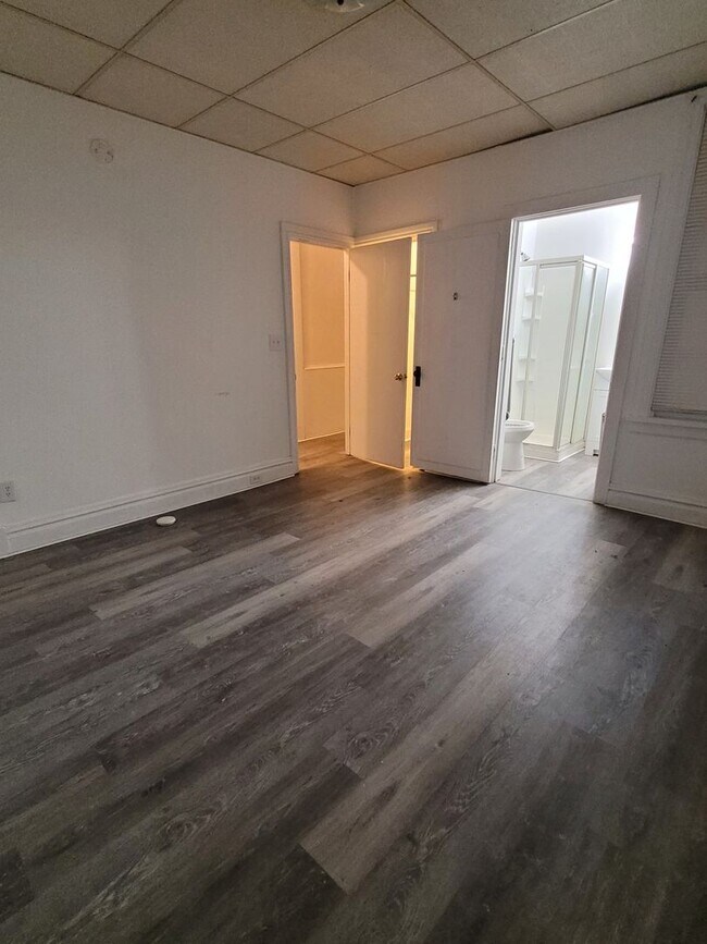 Building Photo - 40 N Chestnut St