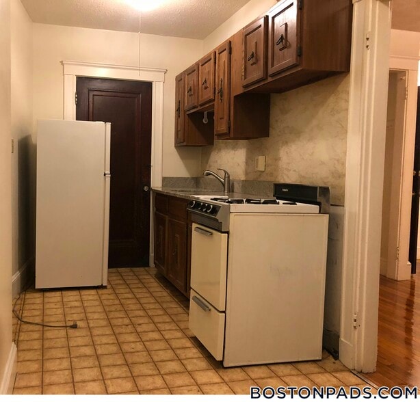 Building Photo - 63 Fellsway W