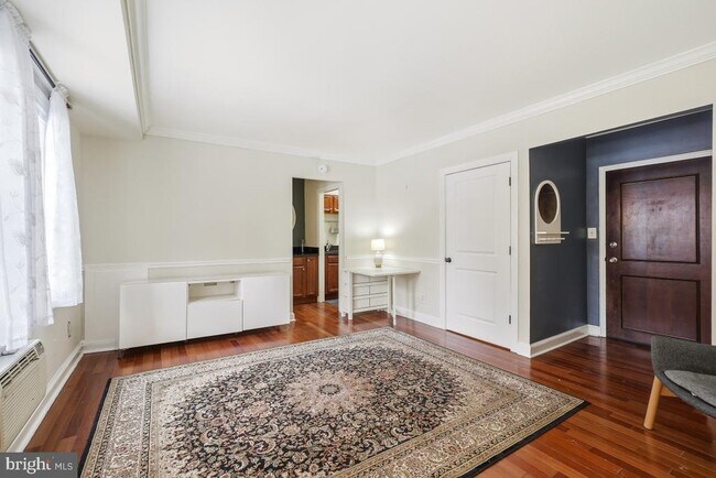 Building Photo - 906 S Washington St