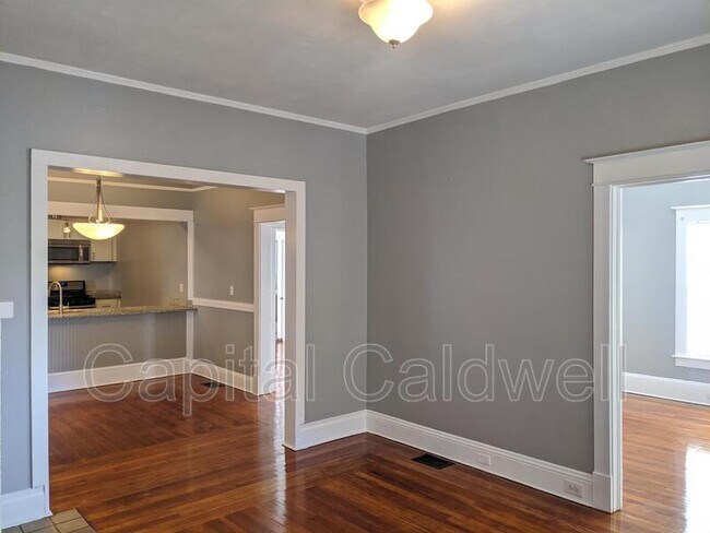 Building Photo - 304 E Hanna Ave