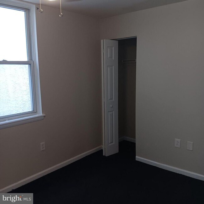 Building Photo - 1732 W Diamond St