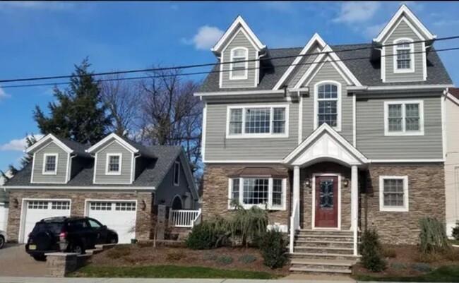 Building Photo - 185 Elm St