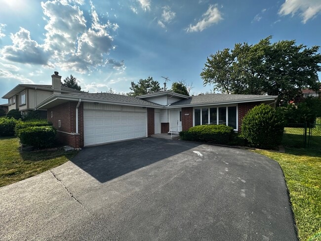 Building Photo - 10325 S Interlochen Dr