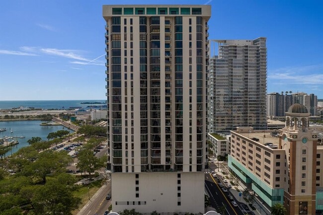 Building Photo - 1 Beach Dr SE