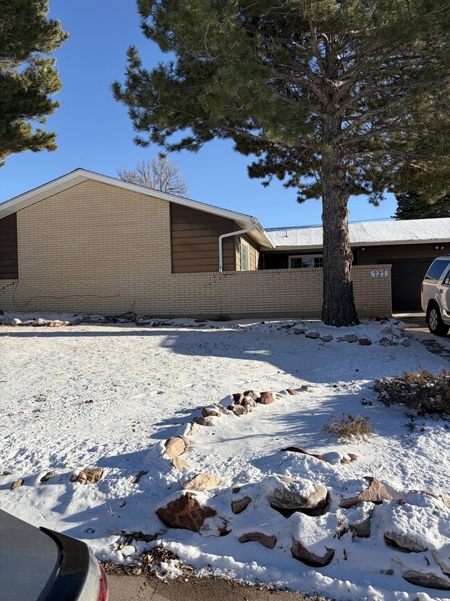 Building Photo - 727 Golden Hill St