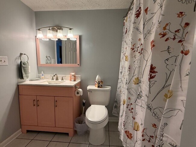 Building Photo - All One Level Living La Plata