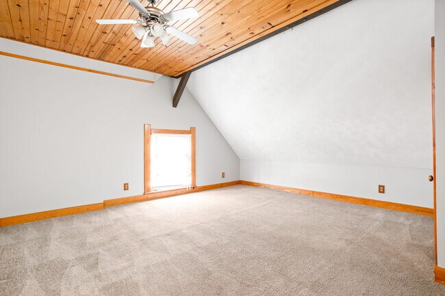 Building Photo - 319 E 13th St