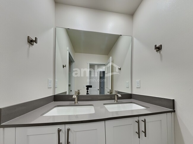 Building Photo - 8011 Katriel Ct SW