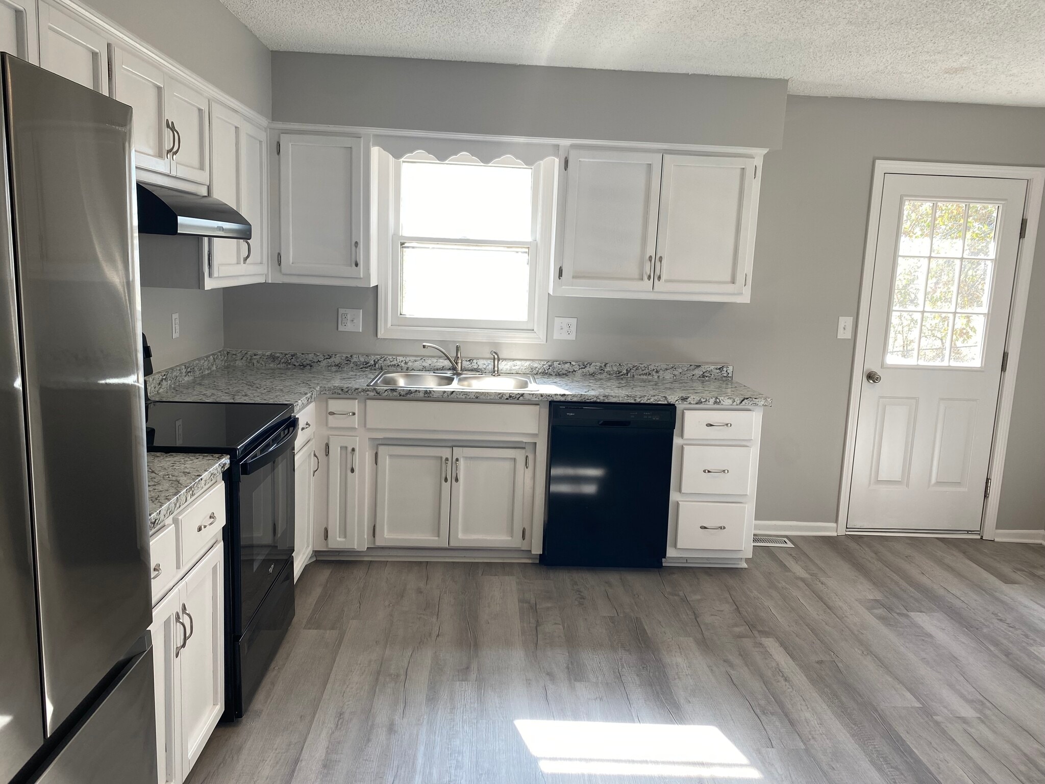 Kitchen - 315 Lakeland Dr