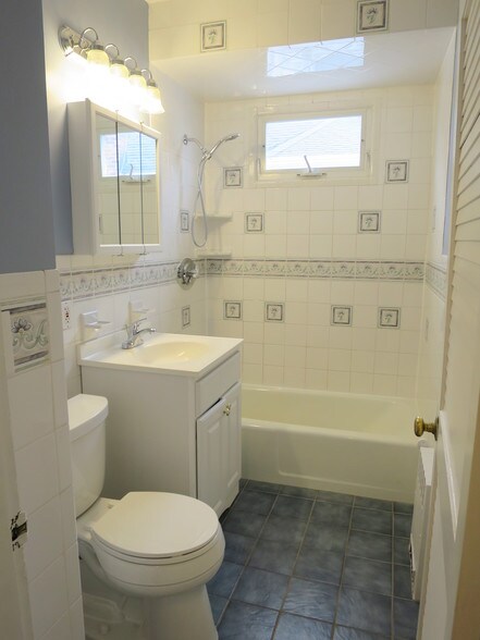 Building Photo - 1098 Fellsway