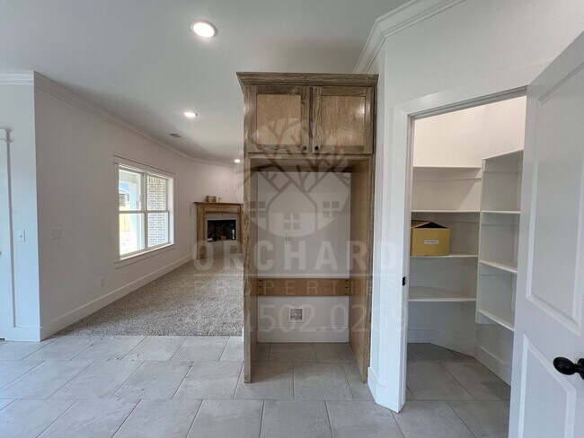 Building Photo - 1021 Silver Birch St