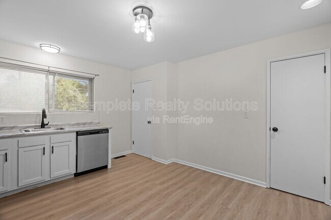 Building Photo - 560 Bardot Dr
